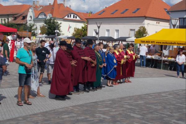 K�lt�k, �r�k, t�ncosok, �s m�h�szek